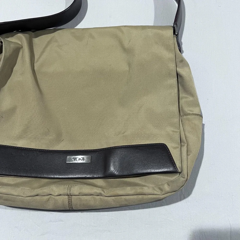 Vintage Tumi Womens Beige Crossbody Shoulder Messanger Bag Purse Leather Trim